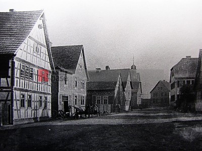 Die Dorfmitte mit der Dorfschmiede, der alten Post, Bäckerei Denner, die Oberförsterei und die Dorfkirche. <i>Bild 60977 Denner</i><br><a href=/email-download/?bld=60977><strong>DirektDownload</strong></a>