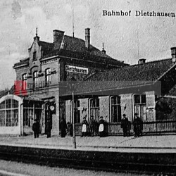 Der Bahnhof in Dietzhausen mit angebauten Stellwerk und Gastwirtschaft <i>Bild 60979 Denner</i><br><a href=/confor2/?bld=60979&pst=60833&aid=86>Download (Anfrage)</a>  /  <a href=/?page_id=60833#jig2>zur Galerie</a>