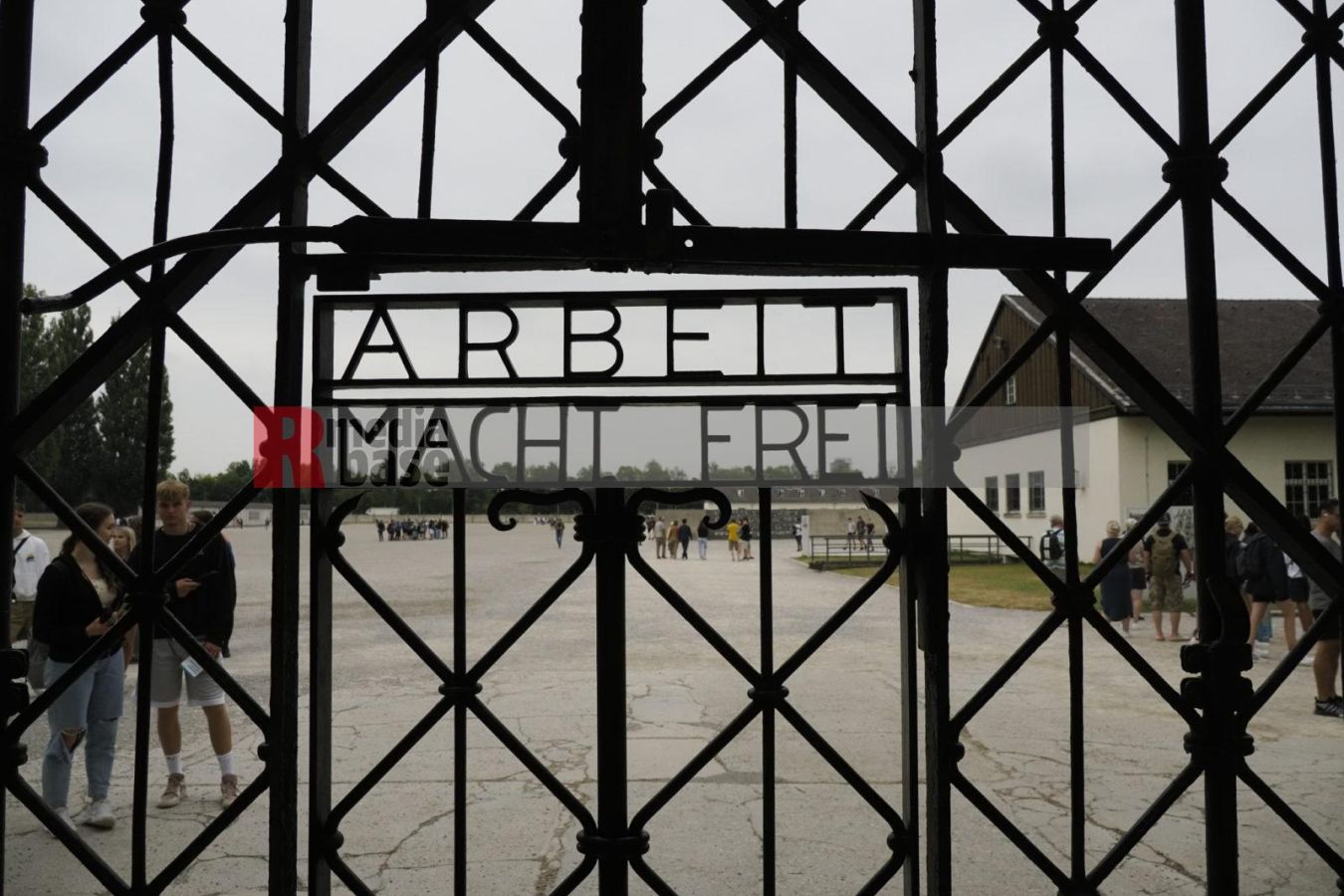 Arbeit macht frei, KZ Gedenkstätte Dachau <i>Bild Ernst Wilhelm Grüter/R-mediabase</i> <br><a href=/confor2/?bld=67456&pst=67427&aid=575&dc=1908&i1=Ernst%20Wilhelm%20Grüter/R-mediabase>Anfrage Download Bild 67456</a>  <a href=/wp-admin/post.php?post=67456&action=edit> / Edit</a><br><a href=/?p=67427>Zum Beitrag 67427</a>