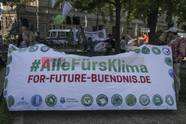 Berlin: klimastreik am 23.9.2022 <i>Bild  69351 Denner</i> / <a href=/confor2/?bld=69351&pst=69348&aid=86>Anfrage <strong>Download</strong></a> / 
