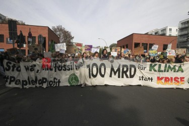 Berlin: klimastreik am 23.9.2022 <i>Bild  69354 Denner</i> / <a href=/confor2/?bld=69354&pst=69348&aid=86>Anfrage <strong>Download</strong></a> / 