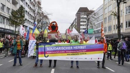 Aktionstag: Solidarischer Herbst - Düsseldorf <i>Bild  69826 jovofoto</i> / <a href=/confor2/?bld=69826&pst=69825&aid=23><strong>Anfrage</strong> zu Bild</a> / 