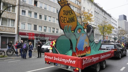 Aktionstag: Solidarischer Herbst - Düsseldorf <i>Bild  69827 jovofoto</i> / <a href=/confor2/?bld=69827&pst=69825&aid=23><strong>Anfrage</strong> zu Bild</a> / 