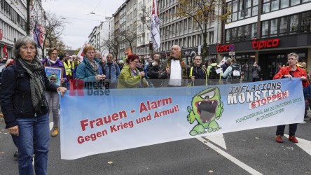 Aktionstag: Solidarischer Herbst - Düsseldorf <i>Bild  69830 jovofoto</i> / <a href=/confor2/?bld=69830&pst=69825&aid=23><strong>Anfrage</strong> zu Bild</a> / 