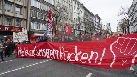 Aktionstag: Solidarischer Herbst - Düsseldorf <i>Bild  69829 jovofoto</i> / <a href=/confor2/?bld=69829&pst=69825&aid=23><strong>Anfrage</strong> zu Bild</a> / 
