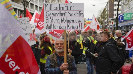 Aktionstag: Solidarischer Herbst - Düsseldorf <i>Bild  69832 jovofoto</i> / <a href=/confor2/?bld=69832&pst=69825&aid=23><strong>Anfrage</strong> zu Bild</a> / 