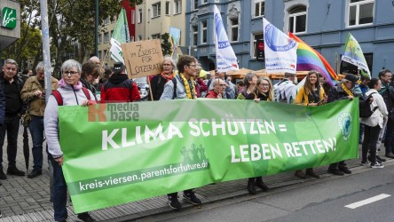 Aktionstag: Solidarischer Herbst - Düsseldorf <i>Bild  69837 jovofoto</i> / <a href=/confor2/?bld=69837&pst=69825&aid=23><strong>Anfrage</strong> zu Bild</a> / 