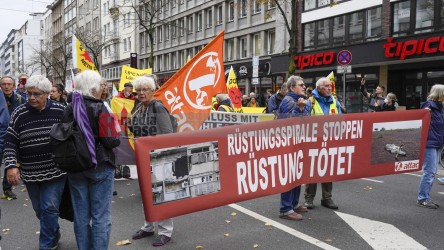 Aktionstag: Solidarischer Herbst - Düsseldorf <i>Bild  69844 jovofoto</i> / <a href=/confor2/?bld=69844&pst=69825&aid=23><strong>Anfrage</strong> zu Bild</a> / 