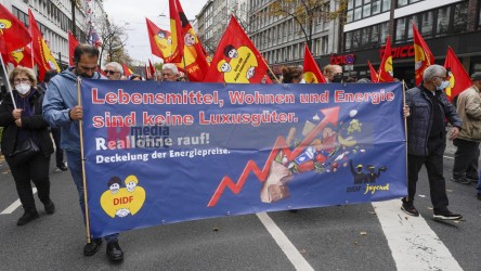 Aktionstag: Solidarischer Herbst - Düsseldorf <i>Bild  69848 jovofoto</i> / <a href=/confor2/?bld=69848&pst=69825&aid=23><strong>Anfrage</strong> zu Bild</a> / 