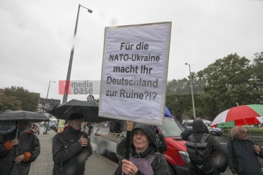 Berlin: Aktionstag der Friedensbewegung <i>Bild  69499 Denner</i> / <a href=/confor2/?bld=69499&pst=69473&aid=86><strong>Anfrage</strong> zu Bild</a> / 