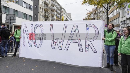 Aktionstag: Solidarischer Herbst - Düsseldorf <i>Bild  69852 jovofoto</i> / <a href=/confor2/?bld=69852&pst=69825&aid=23><strong>Anfrage</strong> zu Bild</a> / 
