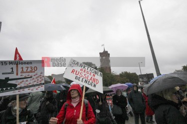 Berlin: Aktionstag der Friedensbewegung <i>Bild  69502 Denner</i> / <a href=/confor2/?bld=69502&pst=69473&aid=86><strong>Anfrage</strong> zu Bild</a> / 