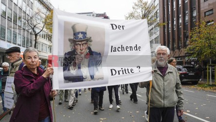 Aktionstag: Solidarischer Herbst - Düsseldorf <i>Bild  69853 jovofoto</i> / <a href=/confor2/?bld=69853&pst=69825&aid=23><strong>Anfrage</strong> zu Bild</a> / 