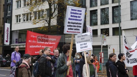 Aktionstag: Solidarischer Herbst - Düsseldorf <i>Bild  69854 jovofoto</i> / <a href=/confor2/?bld=69854&pst=69825&aid=23><strong>Anfrage</strong> zu Bild</a> / 