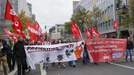 Aktionstag: Solidarischer Herbst - Düsseldorf <i>Bild  69856 jovofoto</i> / <a href=/confor2/?bld=69856&pst=69825&aid=23><strong>Anfrage</strong> zu Bild</a> / 