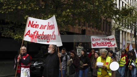 Aktionstag: Solidarischer Herbst - Düsseldorf <i>Bild  69859 jovofoto</i> / <a href=/confor2/?bld=69859&pst=69825&aid=23><strong>Anfrage</strong> zu Bild</a> / 