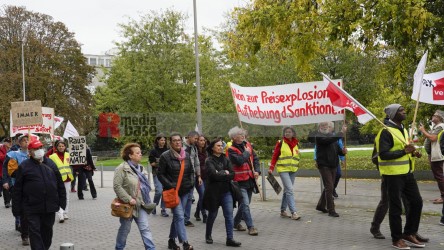 Aktionstag: Solidarischer Herbst - Düsseldorf <i>Bild  69860 jovofoto</i> / <a href=/confor2/?bld=69860&pst=69825&aid=23><strong>Anfrage</strong> zu Bild</a> / 