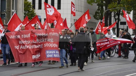 Aktionstag: Solidarischer Herbst - Düsseldorf <i>Bild  69864 jovofoto</i> / <a href=/confor2/?bld=69864&pst=69825&aid=23><strong>Anfrage</strong> zu Bild</a> / 