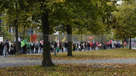 Aktionstag: Solidarischer Herbst - Düsseldorf <i>Bild  69867 jovofoto</i> / <a href=/confor2/?bld=69867&pst=69825&aid=23><strong>Anfrage</strong> zu Bild</a> / 