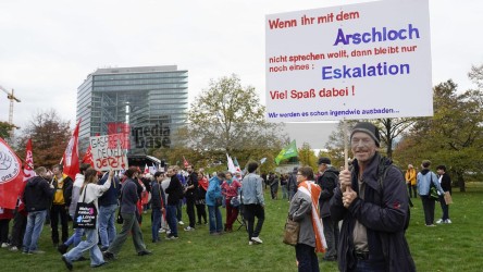 Aktionstag: Solidarischer Herbst - Düsseldorf <i>Bild  69868 jovofoto</i> / <a href=/confor2/?bld=69868&pst=69825&aid=23><strong>Anfrage</strong> zu Bild</a> / 