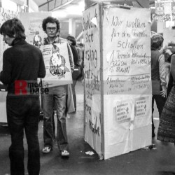 21.11.1981: krefelder forum, künstler für den frieden , dortmu <i>Bild 70120 jovofoto</i><br><a href=/confor2/?bld=70120&pst=70115&aid=23>Download (Anfrage)</a>  /  <a href=/?page_id=70115#jig2>zur Galerie</a>