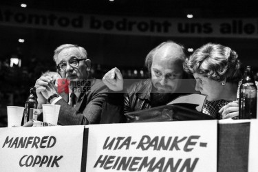 21.11.1981: krefelder forum, künstler für den frieden , dortmu <i>Bild  70126 jovofoto</i> / <a href=/confor2/?bld=70126&pst=70115&aid=23><strong>Anfrage</strong> zu Bild</a> / 