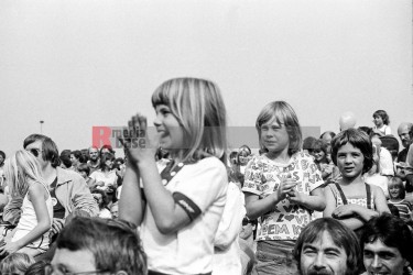 11.9.1982: künstler für den frieden,  ruhrstadion bochum <i>jochen.vogler@r-mediabase.eu 70175 jovofoto</i> / <a href=/confor2/?bld=70175&pst=70151&aid=23><strong>Anfrage</strong> zu Bild</a> / 