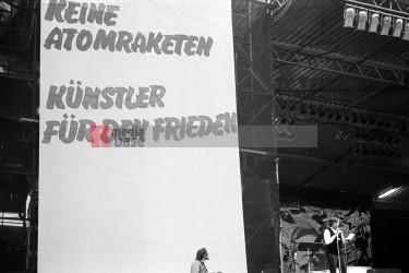 11.9.1982: künstler für den frieden,  ruhrstadion bochum <i>jochen.vogler@r-mediabase.eu 70196 jovofoto</i> / <a href=/confor2/?bld=70196&pst=70151&aid=23><strong>Anfrage</strong> zu Bild</a> / 
