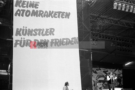 11.9.1982: künstler für den frieden,  ruhrstadion bochum <i>Bild 70196 jovofoto</i><br><a href=/email-download/?bld=70196><strong>DirektDownload</strong></a>
