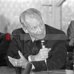 Willy Brandt <i>Bild 70732 jovofoto</i><br><a href=/confor2/?bld=70732&pst=70710&aid=23>Download (Anfrage)</a>  /  <a href=/?page_id=70710#jig2>zur Galerie</a>