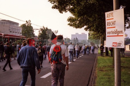 26.5.1993-Demo in Bonn gegen die Asylrechtsänderung <i>Bild 75865 jovofoto</i><br><a href=/email-download/?bld=75865><strong>DirektDownload</strong></a>