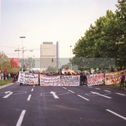 26.5.1993-Demo in Bonn gegen die Asylrechtsänderung <i>Bild 75868 jovofoto</i><br><a href=/confor2/?bld=75868&pst=75864&aid=23>Download (Anfrage)</a>  /  <a href=/?page_id=75864#jig2>zur Galerie</a>