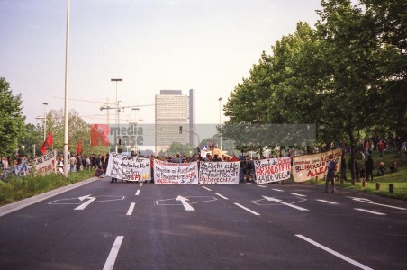 26.5.1993-Demo in Bonn gegen die Asylrechtsänderung <i>Bild 75868 jovofoto</i><br><a href=/email-download/?bld=75868><strong>DirektDownload</strong></a>
