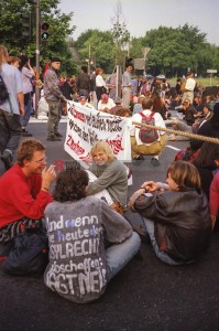 26.5.1993-Demo in Bonn gegen die Asylrechtsänderung <i>Bild 75867 jovofoto</i><br><a href=/email-download/?bld=75867><strong>DirektDownload</strong></a>