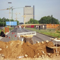 26.5.1993-Demo in Bonn gegen die Asylrechtsänderung <i>Bild 75875 jovofoto</i><br><a href=/confor2/?bld=75875&pst=75864&aid=23>Download (Anfrage)</a>  /  <a href=/?page_id=75864#jig2>zur Galerie</a>