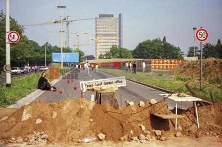 26.5.1993-Demo in Bonn gegen die Asylrechtsänderung <i>Bild 75875 jovofoto</i><br><a href=/email-download/?bld=75875><strong>DirektDownload</strong></a>