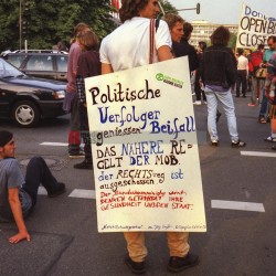 26.5.1993-Demo in Bonn gegen die Asylrechtsänderung <i>Bild 75877 jovofoto</i><br><a href=/confor2/?bld=75877&pst=75864&aid=23>Download (Anfrage)</a>  /  <a href=/?page_id=75864#jig2>zur Galerie</a>