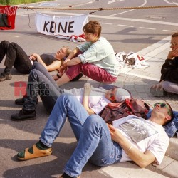 26.5.1993-Demo in Bonn gegen die Asylrechtsänderung <i>Bild 75879 jovofoto</i><br><a href=/confor2/?bld=75879&pst=75864&aid=23>Download (Anfrage)</a>  /  <a href=/?page_id=75864#jig2>zur Galerie</a>