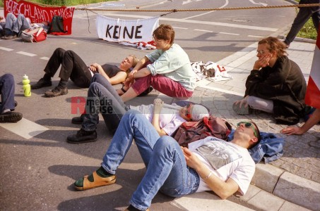 26.5.1993-Demo in Bonn gegen die Asylrechtsänderung <i>Bild 75879 jovofoto</i><br><a href=/email-download/?bld=75879><strong>DirektDownload</strong></a>