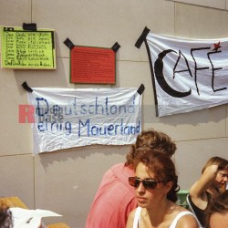 26.5.1993-Demo in Bonn gegen die Asylrechtsänderung <i>Bild 75880 jovofoto</i><br><a href=/confor2/?bld=75880&pst=75864&aid=23>Download (Anfrage)</a>  /  <a href=/?page_id=75864#jig2>zur Galerie</a>
