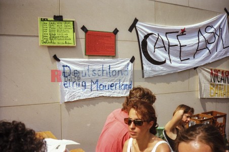 26.5.1993-Demo in Bonn gegen die Asylrechtsänderung <i>Bild 75880 jovofoto</i><br><a href=/email-download/?bld=75880><strong>DirektDownload</strong></a>