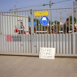 26.5.1993-Demo in Bonn gegen die Asylrechtsänderung <i>Bild 75886 jovofoto</i><br><a href=/confor2/?bld=75886&pst=75864&aid=23>Download (Anfrage)</a>  /  <a href=/?page_id=75864#jig2>zur Galerie</a>