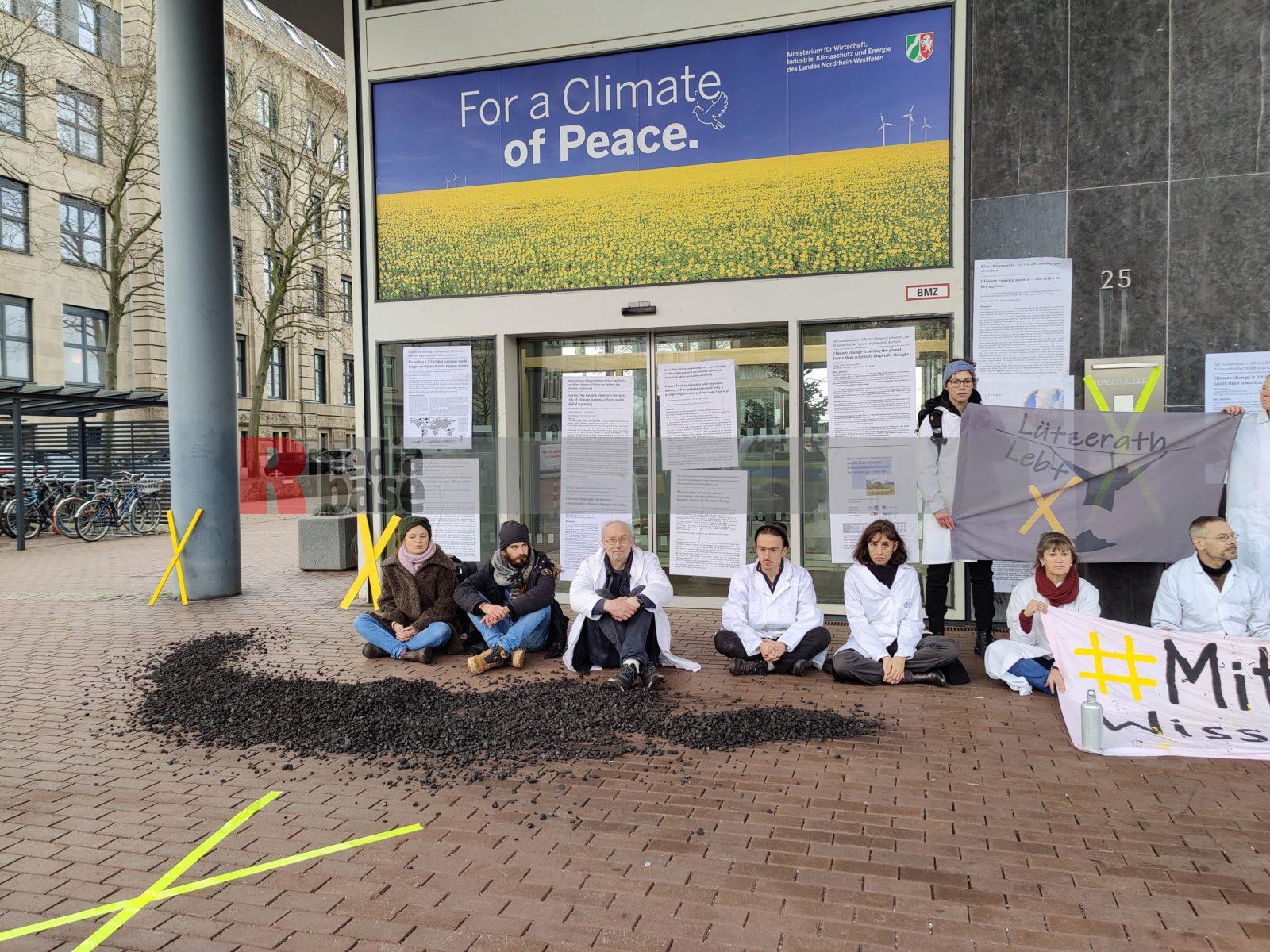 Scientists Rebellion protestieren vor dem Wirtschaftsministerium in NRW