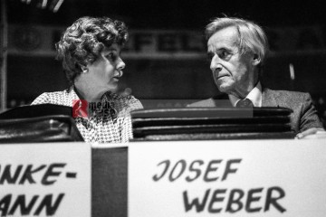 21.11.1981: krefelder forum, künstler für den frieden , dortmu | jovofoto | <a href=/confor2/?bld=70125&t=d&pst=70115&aid=23&dc=2323&i1=jovofoto><strong>Download Bild 70125...</strong></a> |