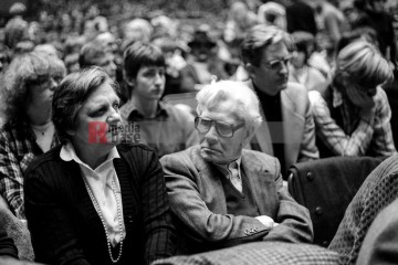 21.11.1981: krefelder forum, künstler für den frieden , dortmu | jovofoto | <a href=/confor2/?bld=70137&t=d&pst=70115&aid=23&dc=2323&i1=jovofoto><strong>Download Bild 70137...</strong></a> |