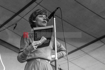 11.9.1982: künstler für den frieden, ruhrstadion bochum | jovofoto | <a href=/confor2/?bld=70186&t=d&pst=70151&aid=23&dc=0111&i1=jovofoto><strong>Download Bild 70186...</strong></a> |