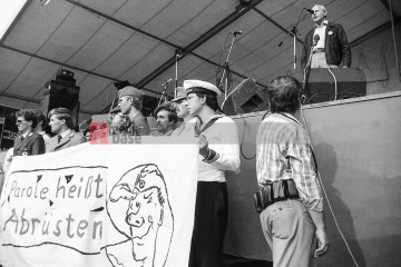 11.9.1982: künstler für den frieden, ruhrstadion bochum | jovofoto | <a href=/confor2/?bld=70188&t=d&pst=70151&aid=23&dc=0111&i1=jovofoto><strong>Download Bild 70188...</strong></a> |