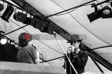 11.9.1982: künstler für den frieden, ruhrstadion bochum | jovofoto | <a href=/confor2/?bld=70190&t=d&pst=70151&aid=23&dc=0111&i1=jovofoto><strong>Download Bild 70190...</strong></a> |