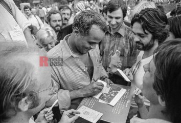 11.9.1982: künstler für den frieden, ruhrstadion bochum | jovofoto | <a href=/confor2/?bld=70217&t=d&pst=70151&aid=23&dc=0112&i1=jovofoto><strong>Download Bild 70217...</strong></a> |