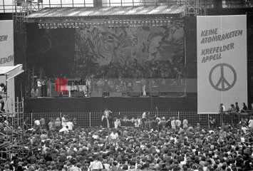 Künstler für den Frieden, Bochum, 11. September 1982 | jovofoto | <a href=/confor2/?bld=70240&t=d&pst=70151&aid=23&dc=0113&i1=jovofoto><strong>Download Bild 70240...</strong></a> |